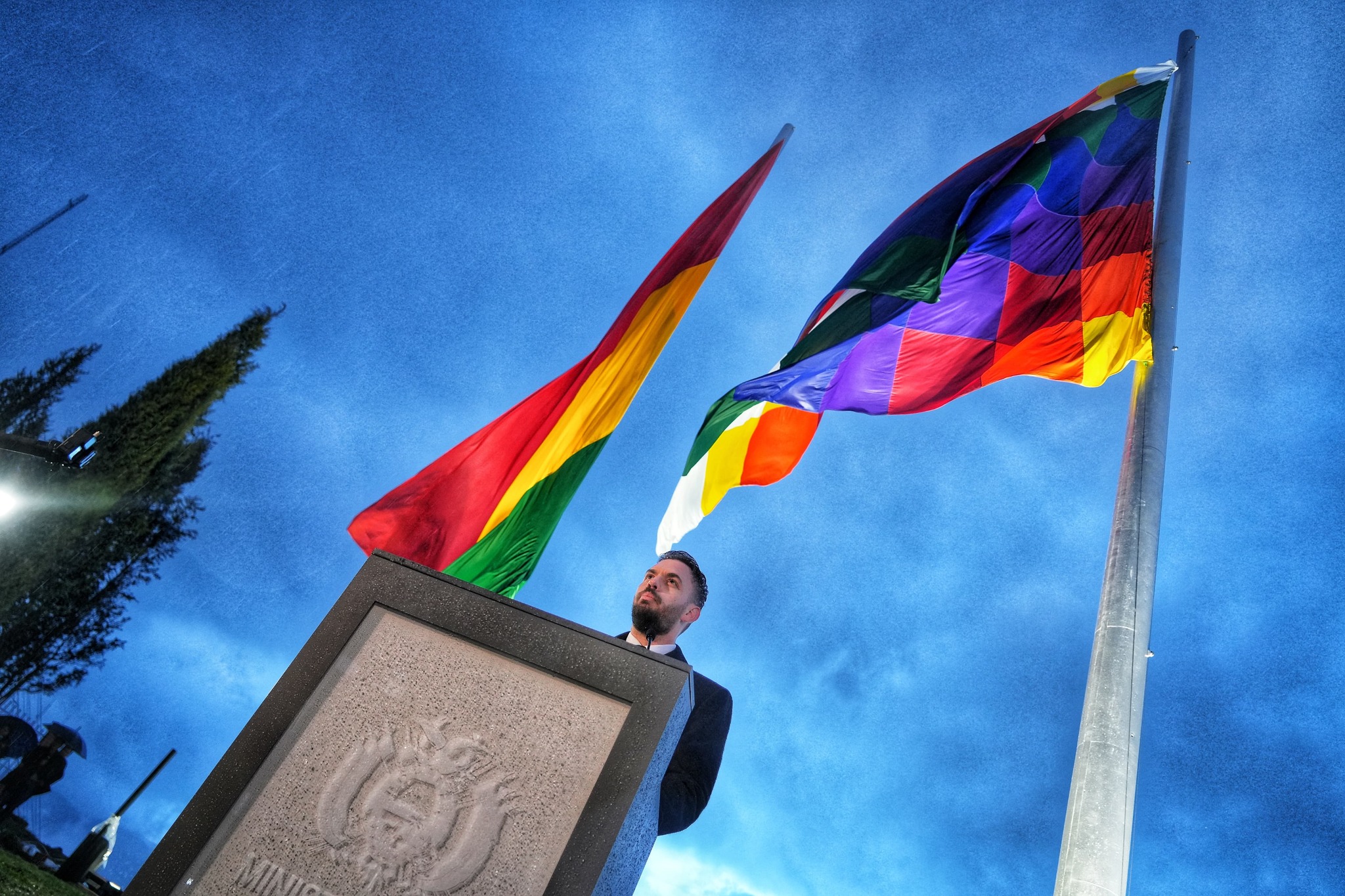 Ministro Del Castillo entrega a El Alto la bandera boliviana y Wiphala por el Bicentenario patrio